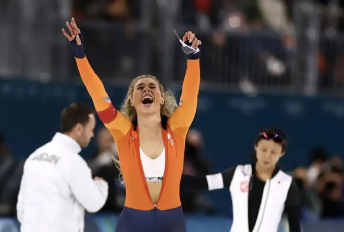 耐克用一件内衣拿下全球热搜,“偷家”式营销赢麻了,FILA懵了|奥运|FILA(斐乐)|米兰冬奥会|nike|官方_新浪体育_新浪新闻